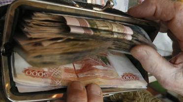 В России стремительно обвалился официальный курс рубля