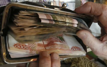 В России стремительно обвалился официальный курс рубля