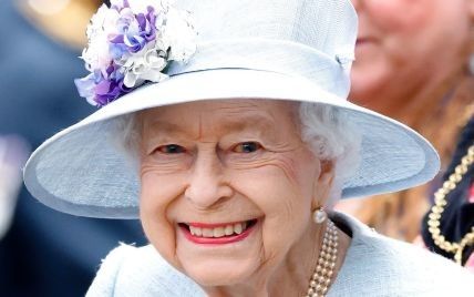 Королева Елизавета II продемонстрировала на публике, что в помощи не нуждается