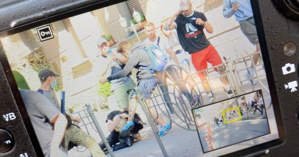 У Києві посеред вулиці агресивні молодики побили носаками журналіста – відео