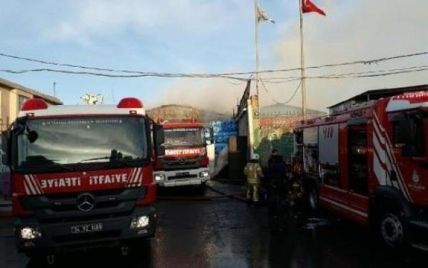 В Стамбуле мощный пожар уничтожил фабрику