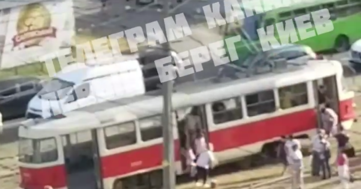 Трамвай зійшов з рейок / Фото з телеграму "Лівий берег"