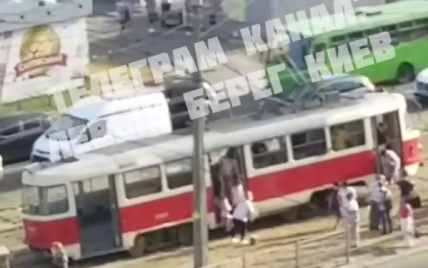 На лівому березі Києва трамвай зійшов з рейок: що відомо про пригоду