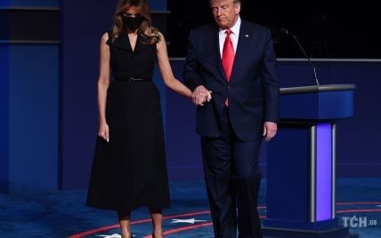 Снова дала отпор: Мелания Трамп отдернула руку мужа