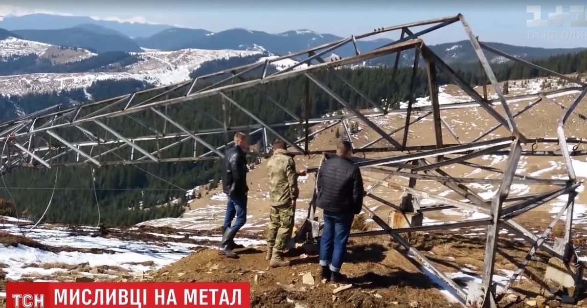 У Карпатах невідомі розпиляли на брухт 25-метрові високовольтні опори