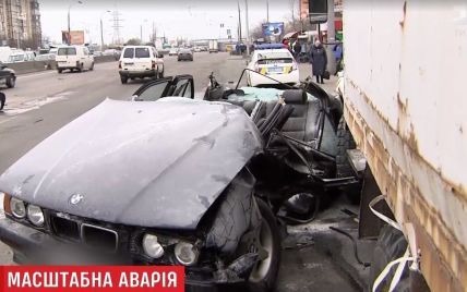 Подробности "элитной" ДТП в Киеве: при столкновении Mercedes, BMW и Infiniti погиб человек
