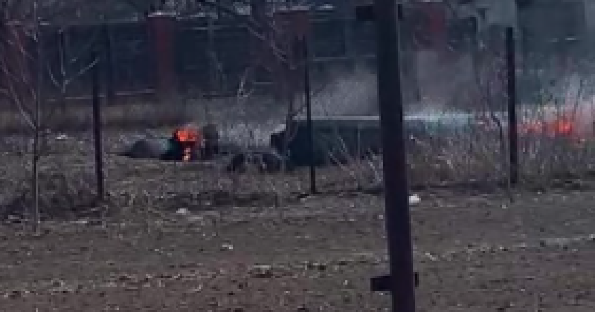 У Тарасівці під Києвом на земельну ділянку впали уламки ракети окупантів: відео