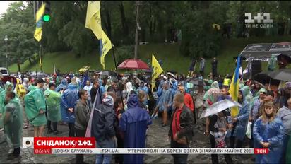 Водители автомобилей с еврономерами устроили митинг под стенами ВР