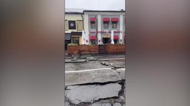 У Києві на Олімпійській зірвало частину асфальту