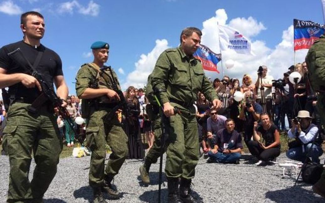 Захарченко ходит на костылях / © twitter.com/ChristopherJM