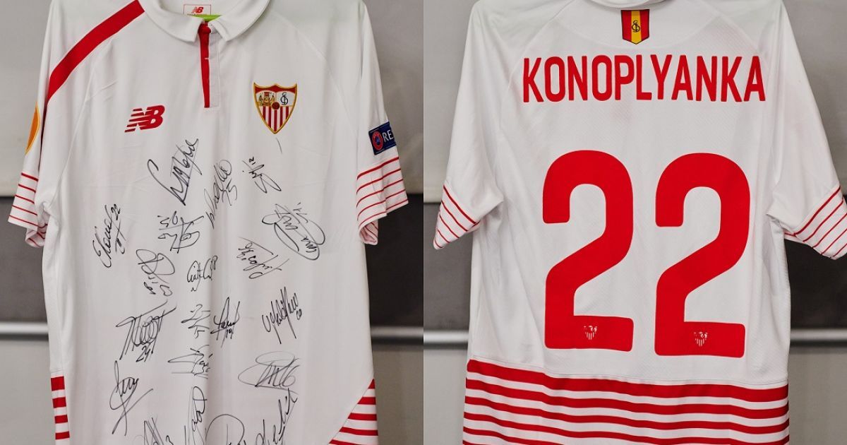 Футболку Коноплянки выкупили на аукционе за 70 тысяч гривен