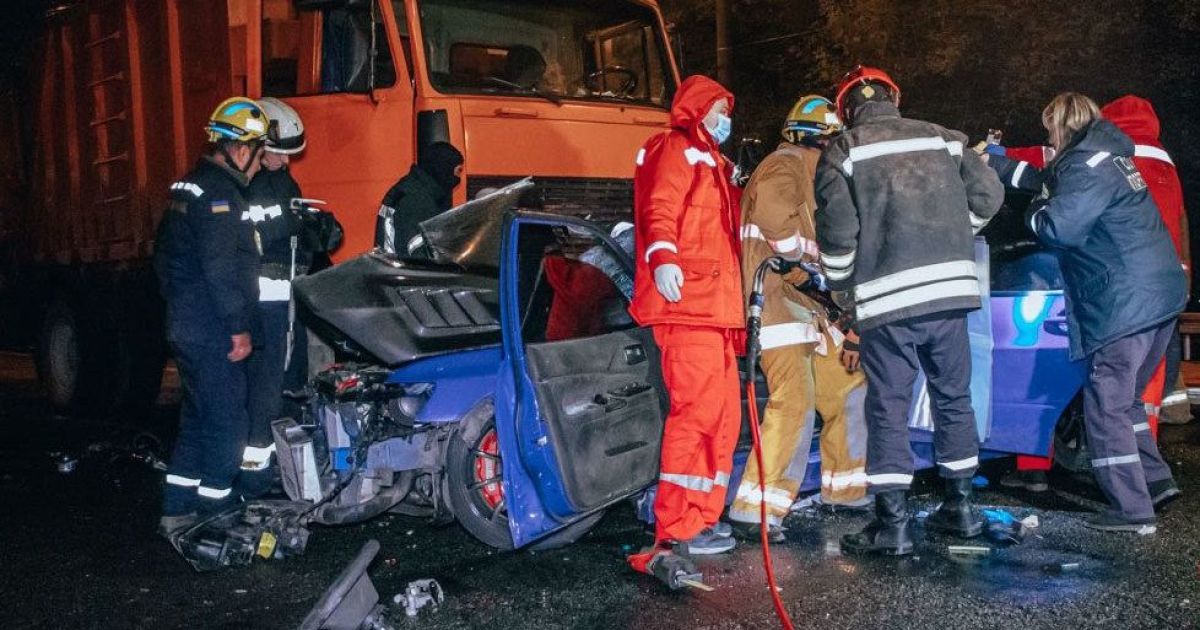 У Дніпрі померла 18-річна постраждала страшної ДТП зі сміттєвозом: в якому стані інші потерпілі