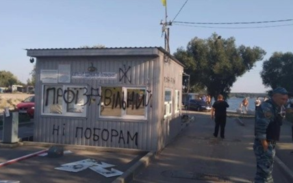 "Они платят бандитам". На Харьковщине активисты разгромили платный блокпост до водохранилища