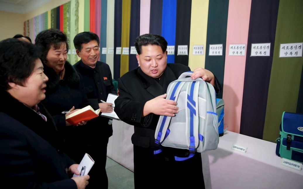 Ким Чен Ын посетил Пхеньянскую текстильную фабрику. / © Reuters
