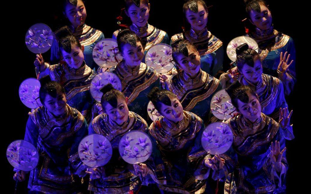 В Лиссабоне готовится к концерту китайский фольклорный ансамбль. / © Reuters