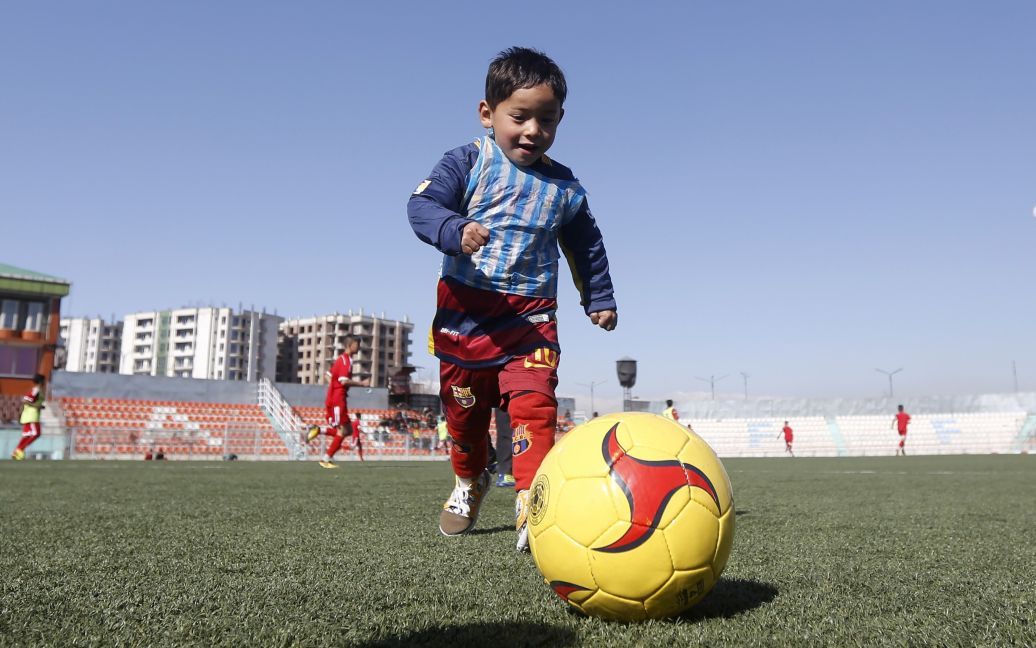 5-летний афганский мальчик Муртаза Ахмади в футболке с номером Лионеля Месси играет в футбол в штаб-квартире Афганской федерации футбола в Кабуле. Звезда "Барселоны" Месси встретится с этим мальчиком, который стал известным после того, как в Интернете появилось видео, как Муртаз в футболке из  полиэтиленового пакета и нарисованным номером своего кумира играл в футбол. / © Reuters