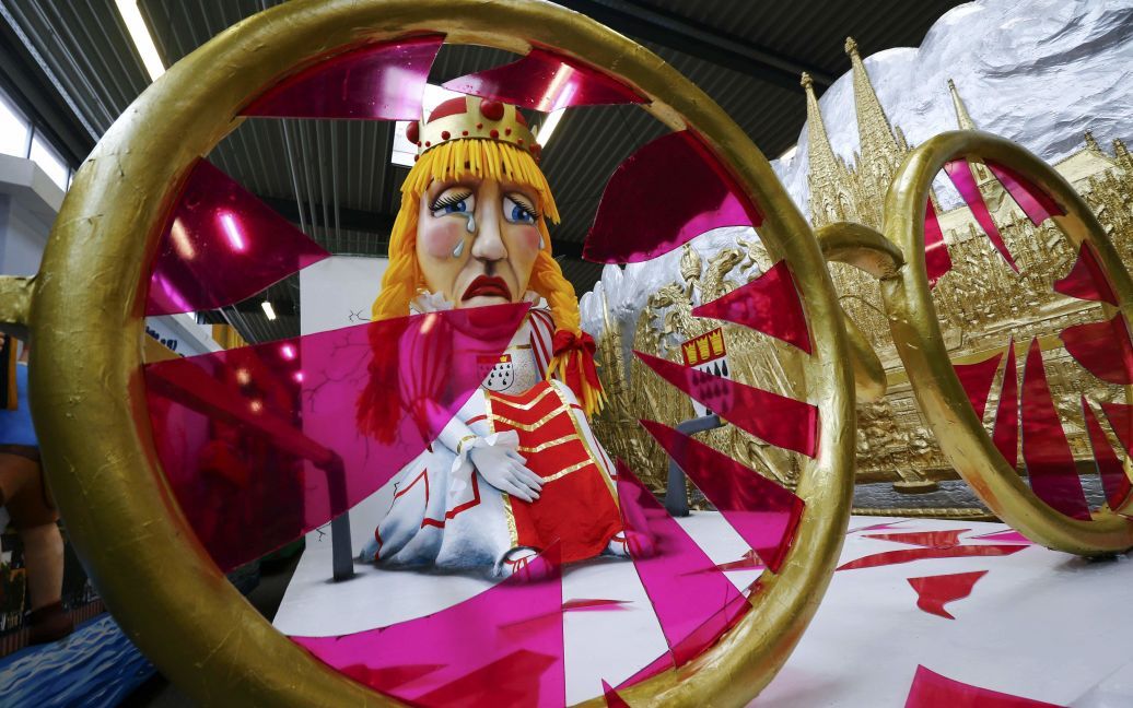 Фигурка из папье-маше продается перед традиционным карнавальным шествием в немецком Кельне. Карнавал в этом городе состоится в следующий понедельник. / © Reuters