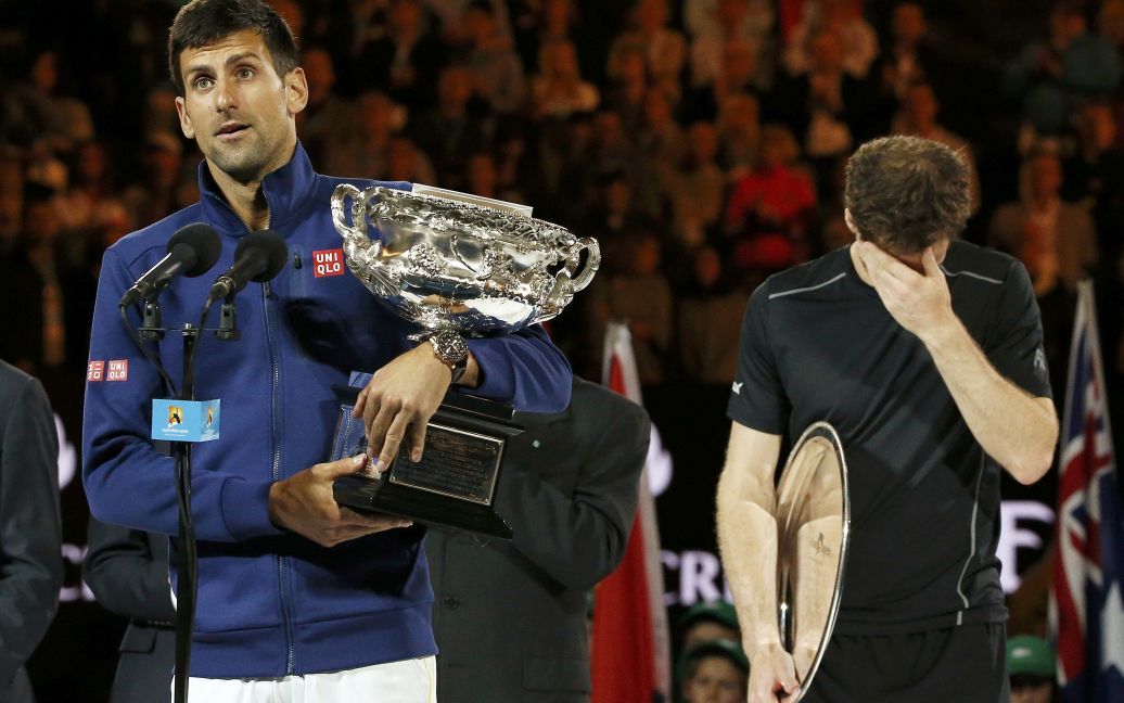 Теннисист из Великобритании Энди Мюррей плачет, пока с речью выступает Новак Джокович, победитель Australian Open в Мельбурне. / © Reuters
