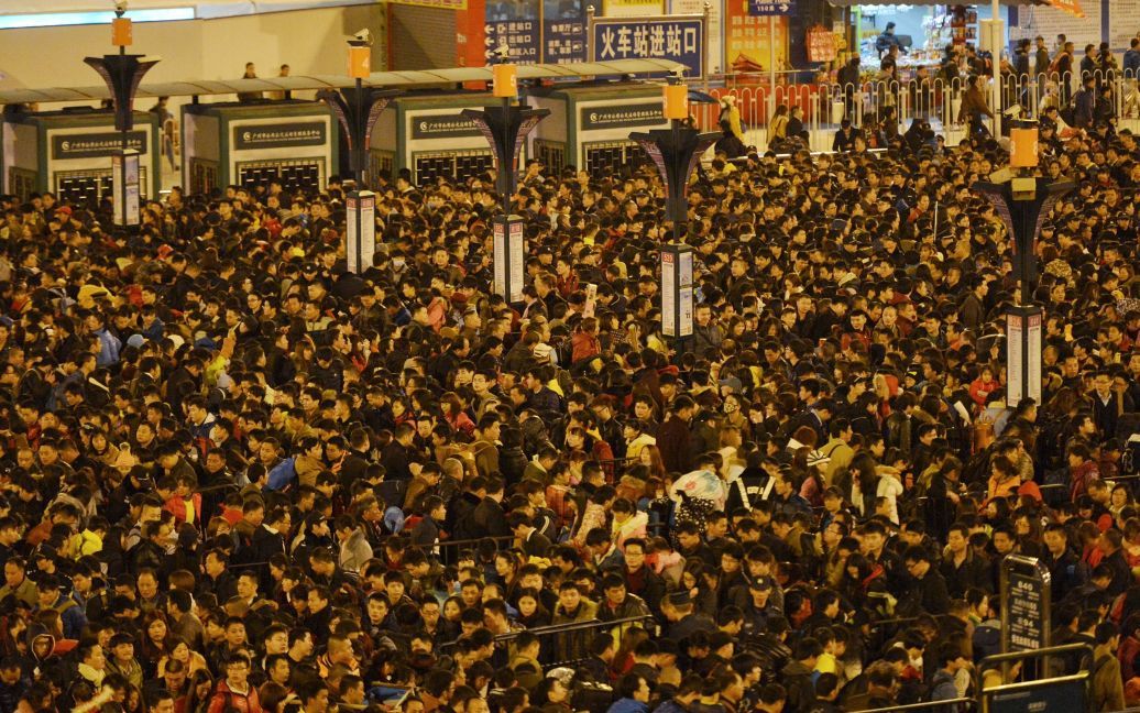 Пассажиры ждут, когда заработает железнодорожный вокзал после того, как поезд был задержан из-за плохой погоды в Гуанчжоу, Китай. / © Reuters