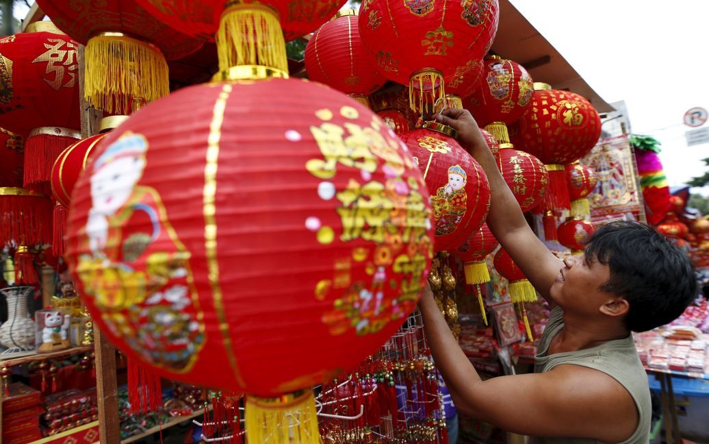 В столице Индонезии Джакарте полным ходом идет торговля китайскими фонариками. / © Reuters