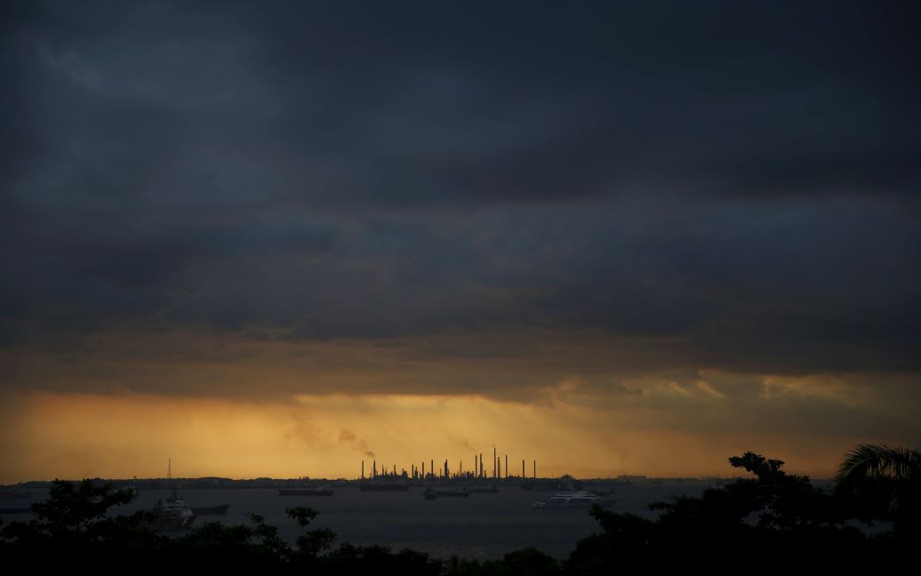 Грозовые тучи собираются над башнями компании Shell в Сингапуре. / © Reuters
