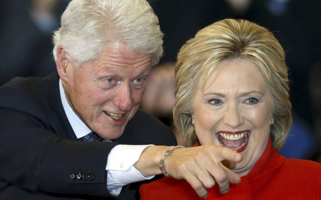 Кандидат в президенты США от Демократической партии Хиллари Клинтон празднует со своим мужем, бывшим президентом Биллом Клинтоном, победу на праймериз в Айове. / © Reuters