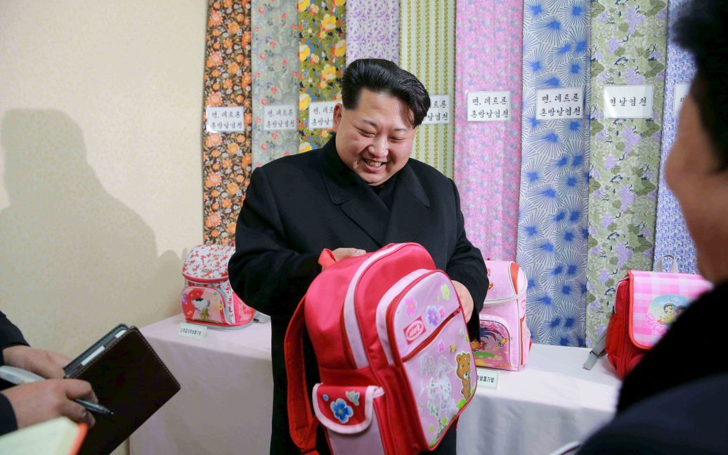 Северокорейский лидер Ким Чен Ын посетил "для руководства на месте" Пхеньянскую текстильную фабрику. Фото этого события распространило государственное информационное агентство Северной Кореи ЦТАК 28 января. / © Reuters