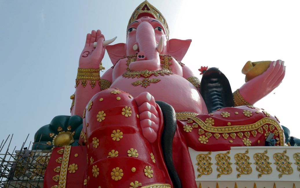 Работники чистят гигантскую статую индуистского бога Ганеши в храме в провинции Чачоенгсао, к востоку от Бангкока, Таиланд. Статуя сидит на высоте 49 метров и имеет 19 метров в ширину. / © Reuters