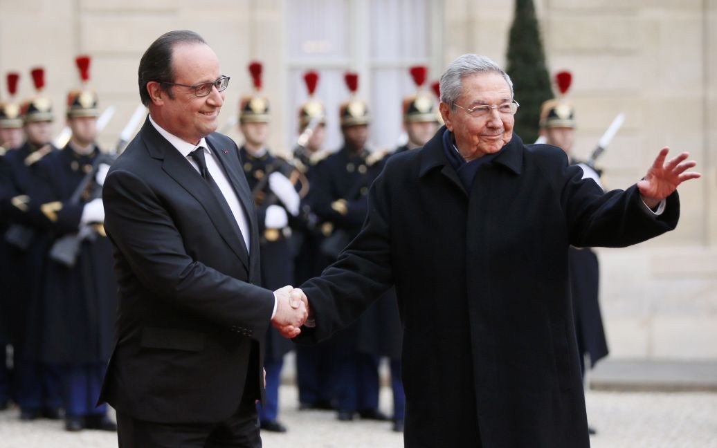 Президент Франції Франсуа Олланд вітає президента Куби Рауля Кастро, коли той прибуває до Єлисейського палацу у Парижі, Франція. Руаль Кастро прибув до Франції з дводенним державним візитом. / © Reuters