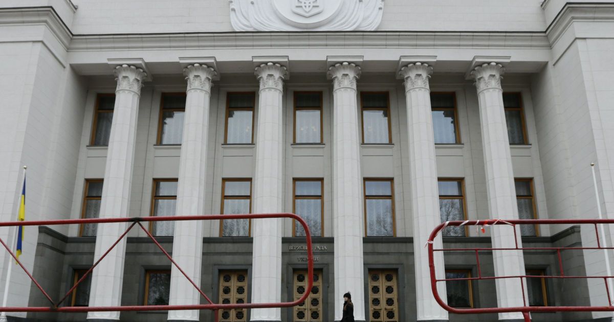 Парламент уволил более двух десятков судей