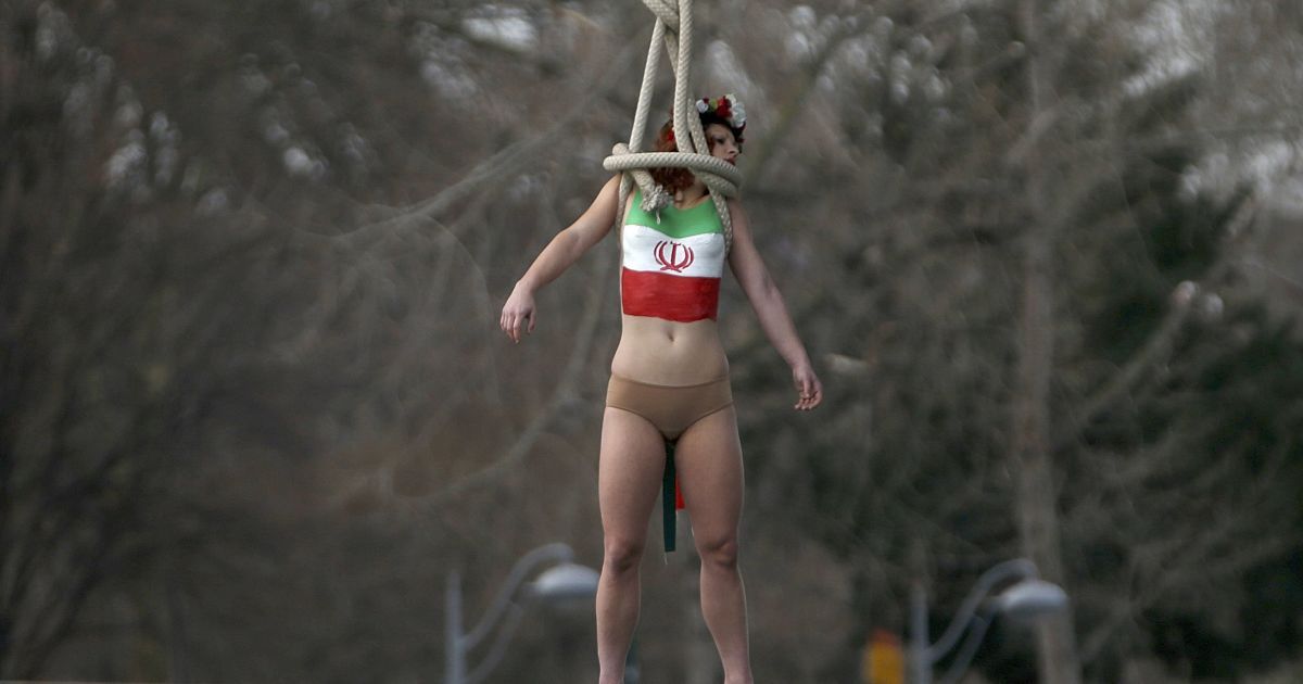 «Femen» выступили против визита президента Ирана / © Reuters