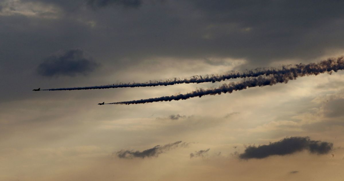 Истребители Super Etendard сбрасывают топливо перед посадкой на флагманский авианосец "Шарль де Голль" в Персидском заливе. После парижских терактов в ноября 2015 года Франция присоединилась к бомбардировкам боевиков "ИГ". / © Reuters
