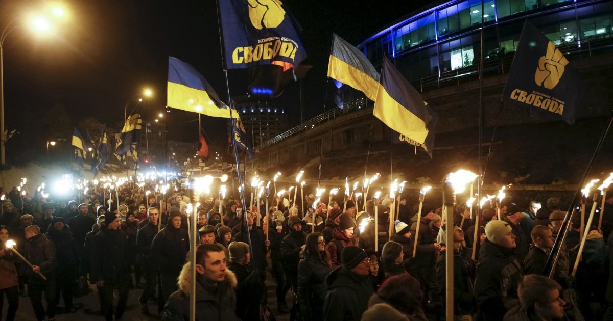 Смолоскипний марш на честь героїв Крут у Києві