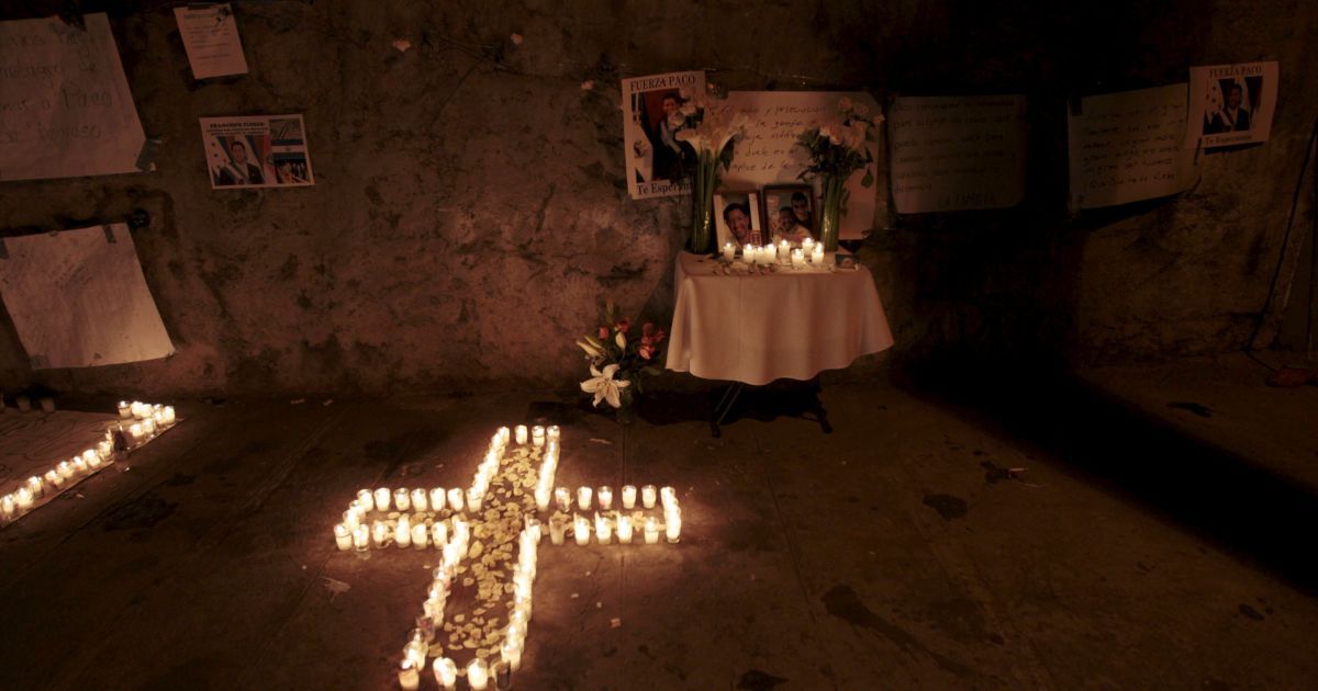 Святыня в честь бывшего президента Сальвадора Франсиско Флореса в частной больнице, где он умер. 56-летний Флорес умер после перенесенного инсульта в то время, когда он ждал судебный процесс, где его обвиняли в хищениях. / © Reuters