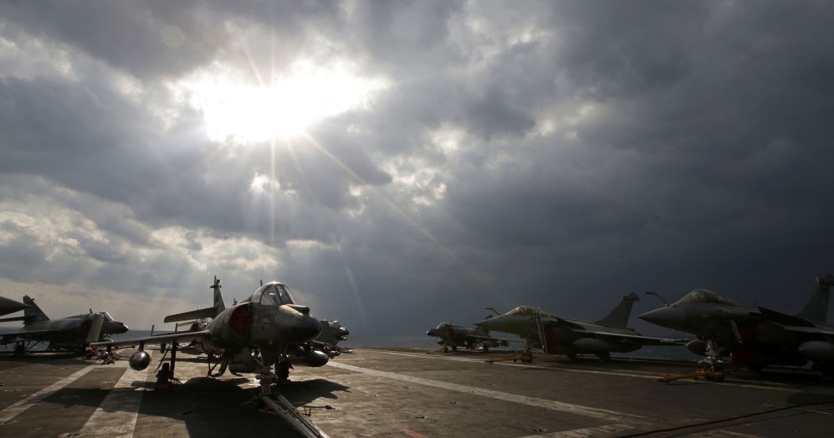 Французские истребители Super Etendard и Rafale припаркованы на борту авианосца "Шарль де Голль" во время своей миссии в Персидском заливе. После парижских терактов 13 ноября 2015 Франция присоединилась к бомбардировкам ИГИЛ в Сирии и Ираке. / © Reuters