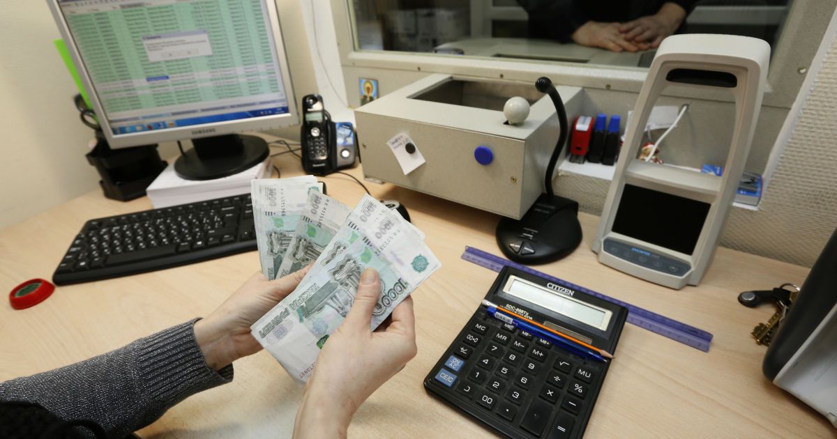 Санкции и дешевая нефть постоянно влияют на обесценивание российского рубля