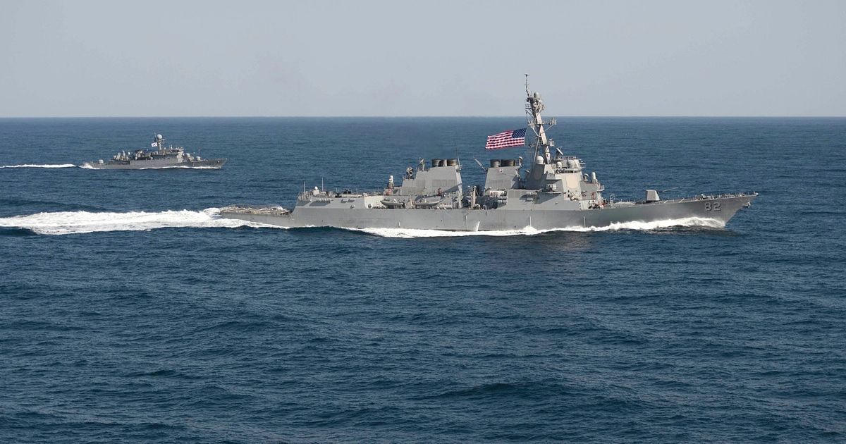 ВМС США покинул зону учений после предупреждения.
