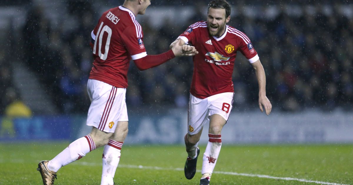 Вейн Руні (ліворуч) та Хуан Мата - нинішні лідери  "Манчестер Юнайтед".