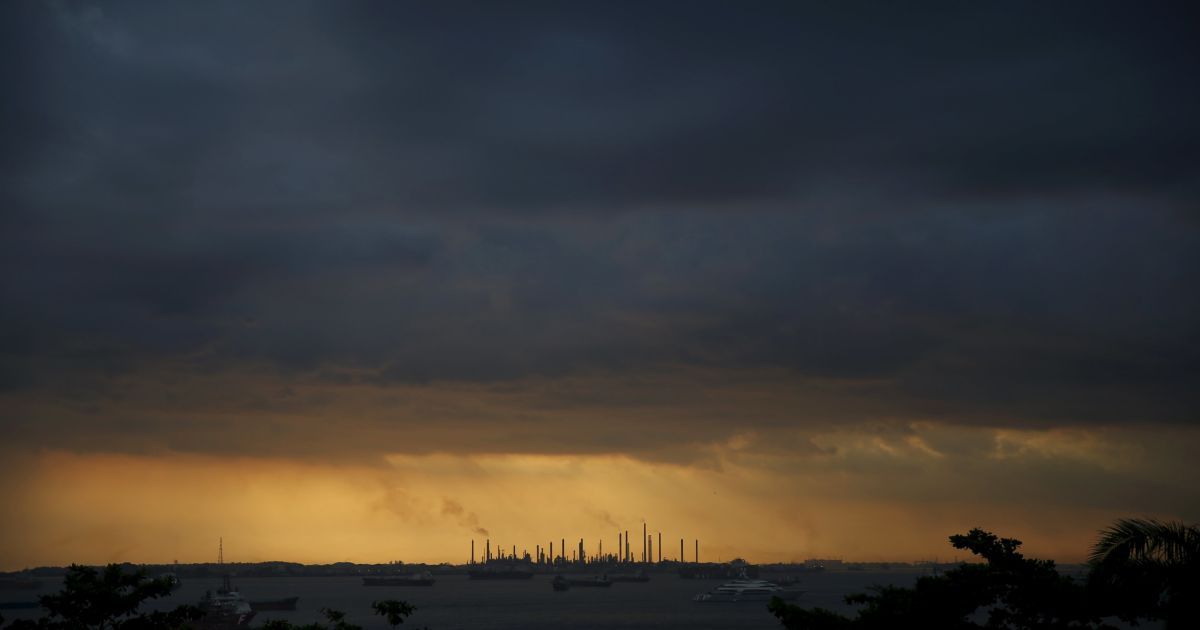 Грозовые тучи собираются над башнями компании Shell в Сингапуре. / © Reuters