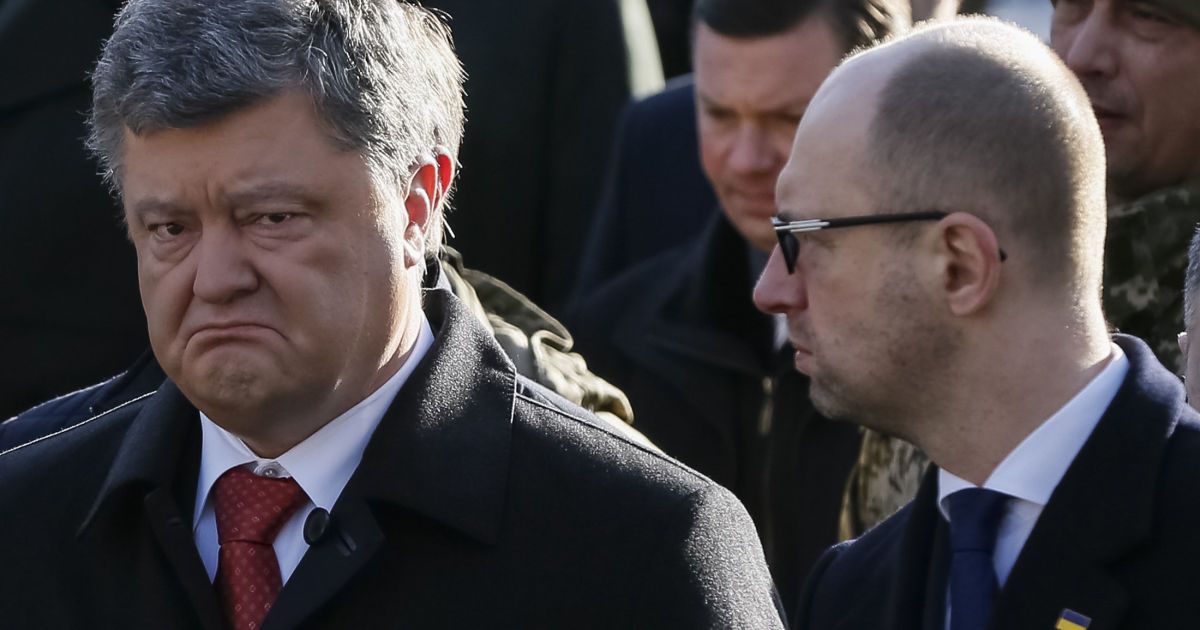 Президент Украины Петр Порошенко и премьер-министр Арсений Яценюк принимают участие в церемонии в честь студентов, погибших во время боя  под Крутами 29 января 1918. / © Reuters