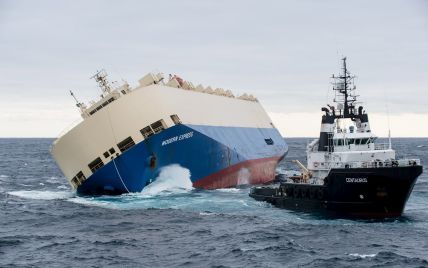 Спасатели поймали неуправляемый танкер у берегов Франции