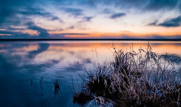 27 листопада річки і озера вже замерзли — до сніжної та суворої зими / © unsplash.com