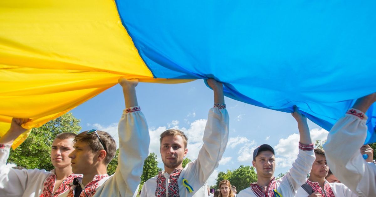 Гигантские флаги и воздушные поздравления: как в разных уголках Украины отметили День Флага