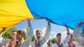 Велетенські стяги та повітряні привітання: як у різних куточках України відзначили День Прапора