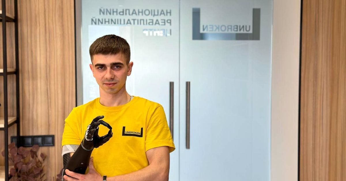 24-річний військовий Олександр з біонічним протезом руки повернувся на фронт
