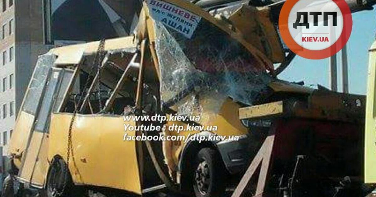 Легковик на великій швидкості протаранив маршрутку / © facebook.com/dtp.kiev.ua