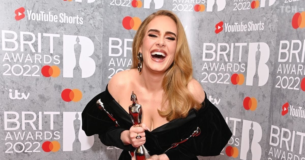 Повторила образ: Адель вийшла за нагородою BRIT Awards у мінісукні від українського бренду