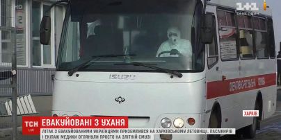 Колонна автобусов проследовала в санаторий в Новых Санжарах мимо людей