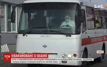 Колонна автобусов проследовала в санаторий в Новых Санжарах мимо людей