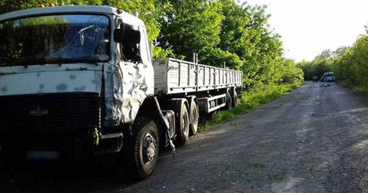На Полтавщині лобом в лоб зіткнулися вантажівка та наповнений людьми мікроавтобус